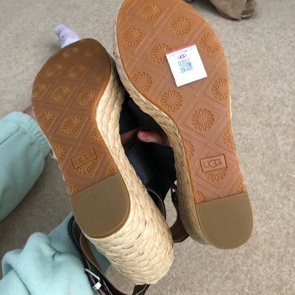 Ugg wedge sandals new!! Never worn - Picture 9 of 9